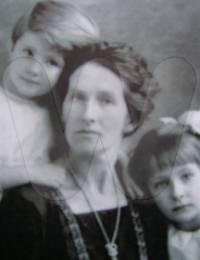 Muriel (left) with mother Annie &amp; sister Elizabeth